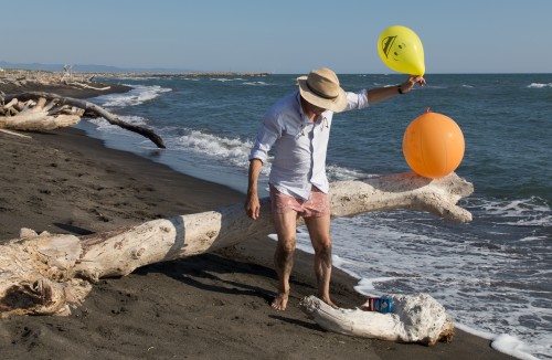 Patrick Nicholas art photographer tries ballooni on a log