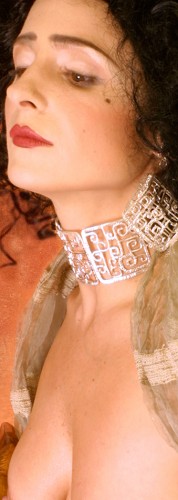 detail – the join is just below the choker
