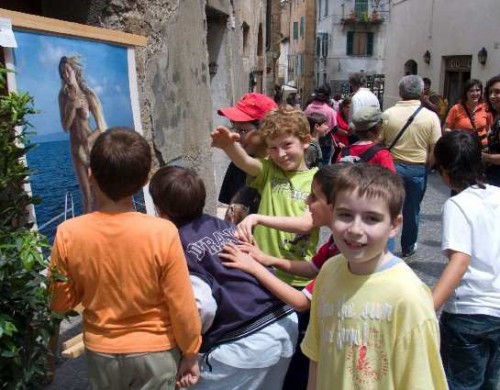 Juvenile enthusiasm for art outside the gallery in Orvieto